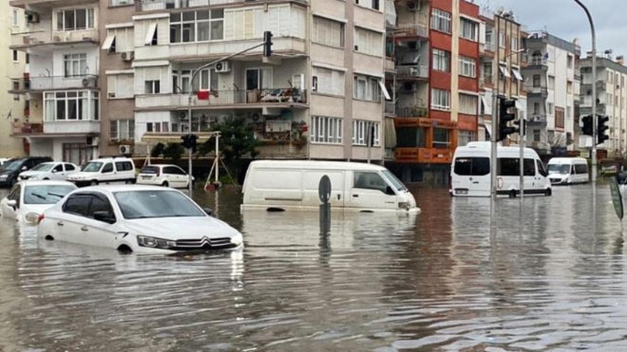 Bakan Bolat: Selden etkilenen İstanbul esnafına 80 milyon lira destek sağlanacak