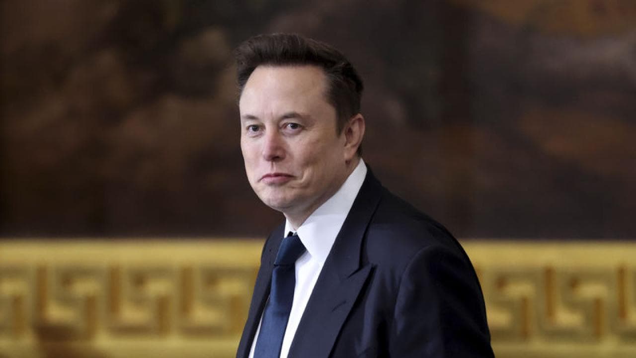 Elon Musk, SpaceX ile Tesla'nın olası birleşme için komiteler kurduğunu belirtti