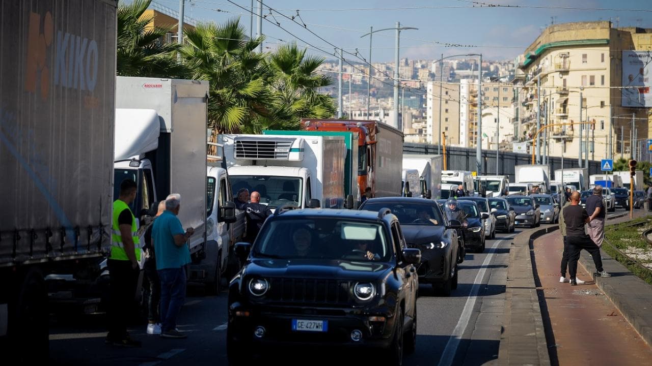 İtalya'da mazot protestosu yolları tıkadı, rafları boş bıraktı