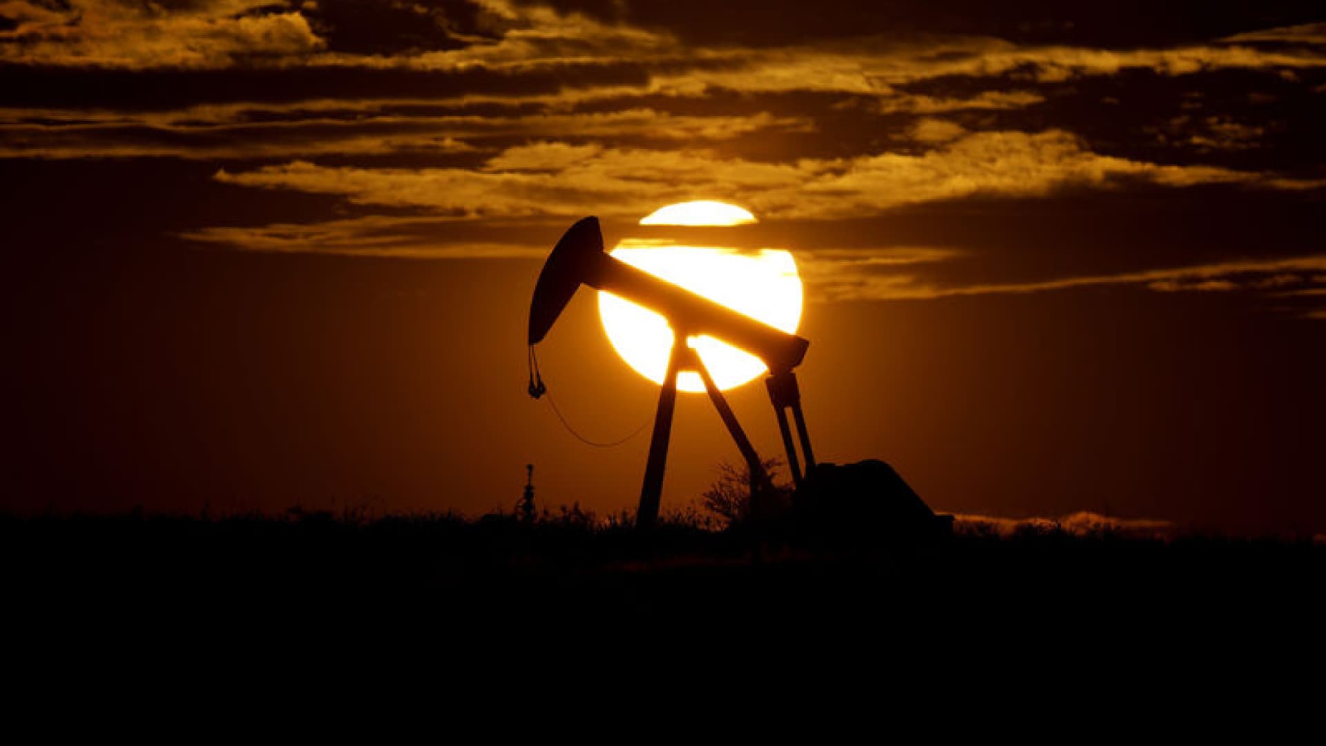 Brent petrolün kasım vadeli fiyatı yüzde 2,1 artışla 106,78 dolara çıktı