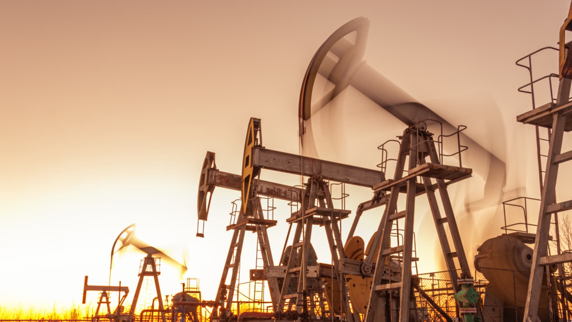 IEA: Rafineri kesintileri küresel petrol ürünleri arzını sıkıştırıyor
