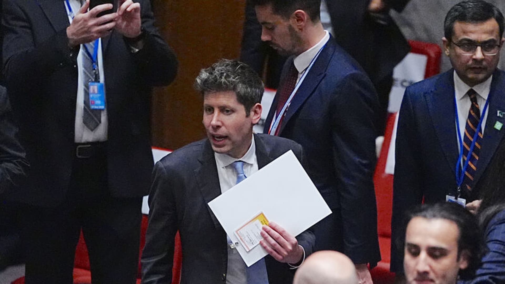 Sam Altman, yapay zekâda insanlığın bir yol ayrımında olduğunu söyledi