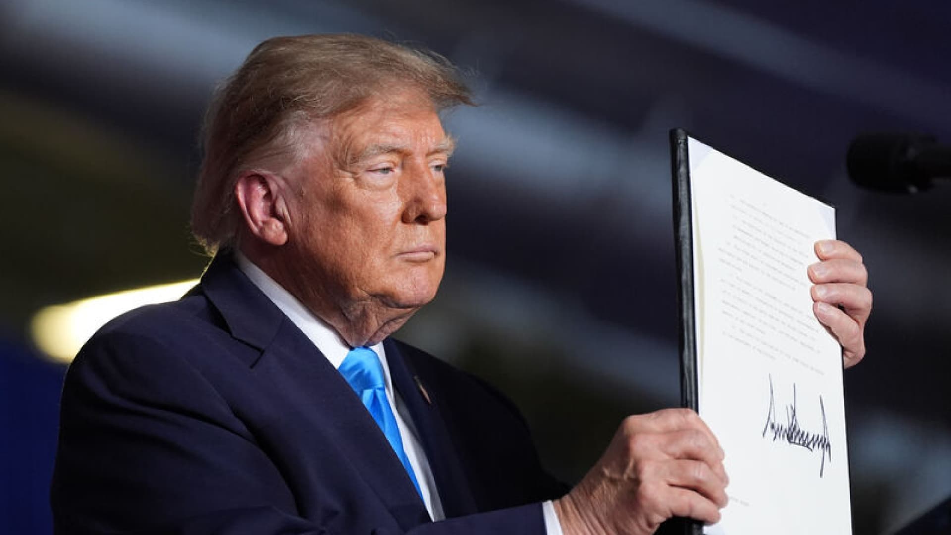 Trump, kırmızı dizelin karayolunda kullanımına geçici izin verdi