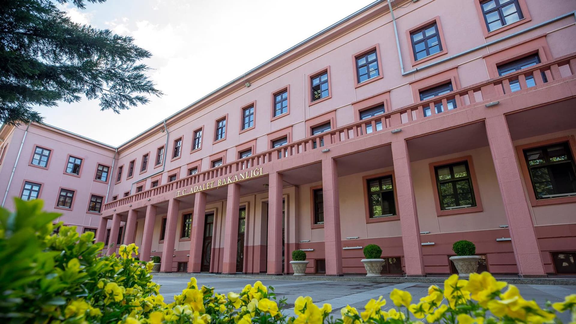 Adalet Bakanlığı: Fon soruşturması deliller doğrultusunda yürütülüyor