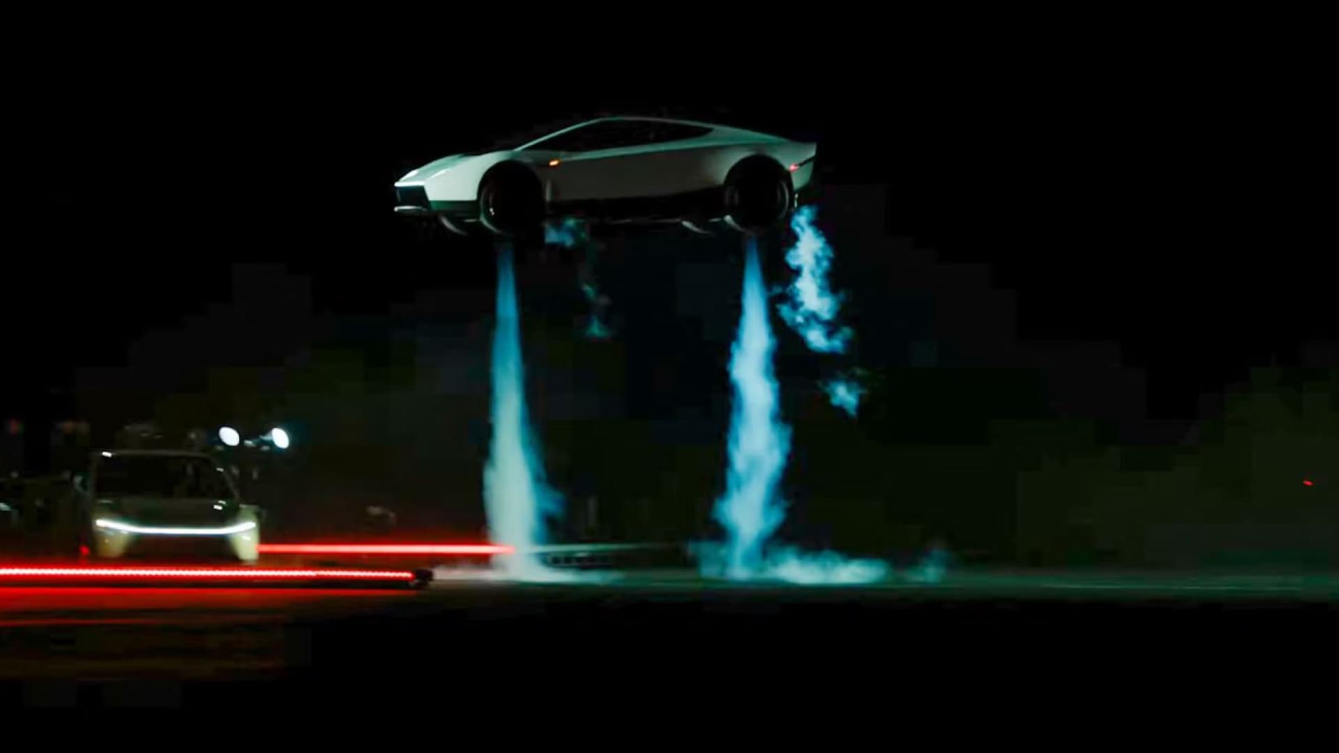 Tesla 'uçan' otomobili Roadster'ı tanıttı