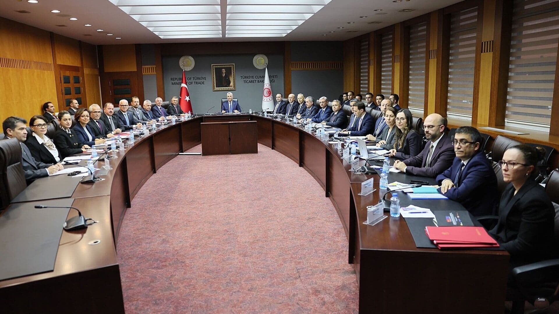 Bakan Bolat, otomotiv sektörü temsilcileri ile bir araya geldi