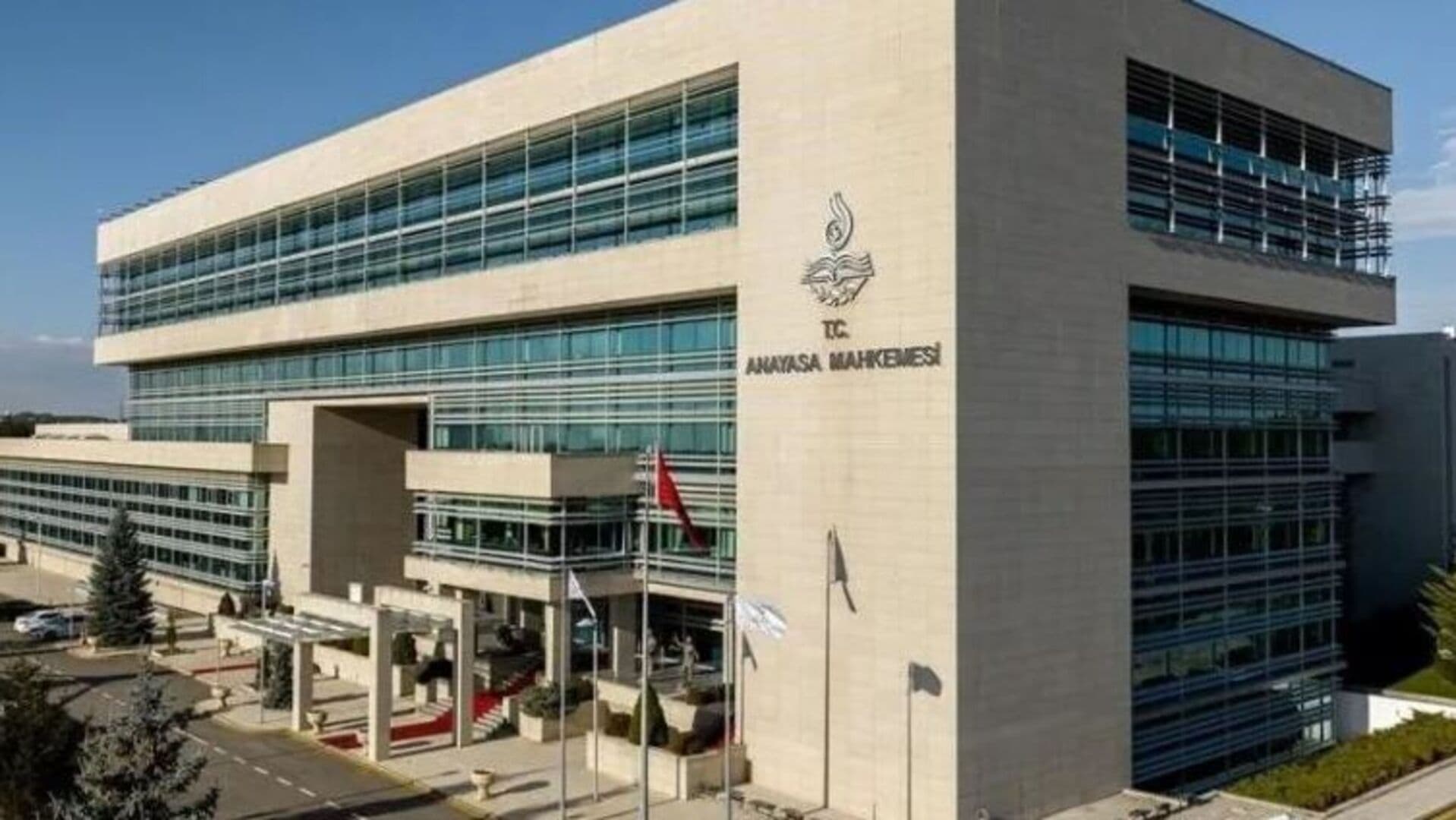 AYM'den eksik memur maaşları için emsal karar