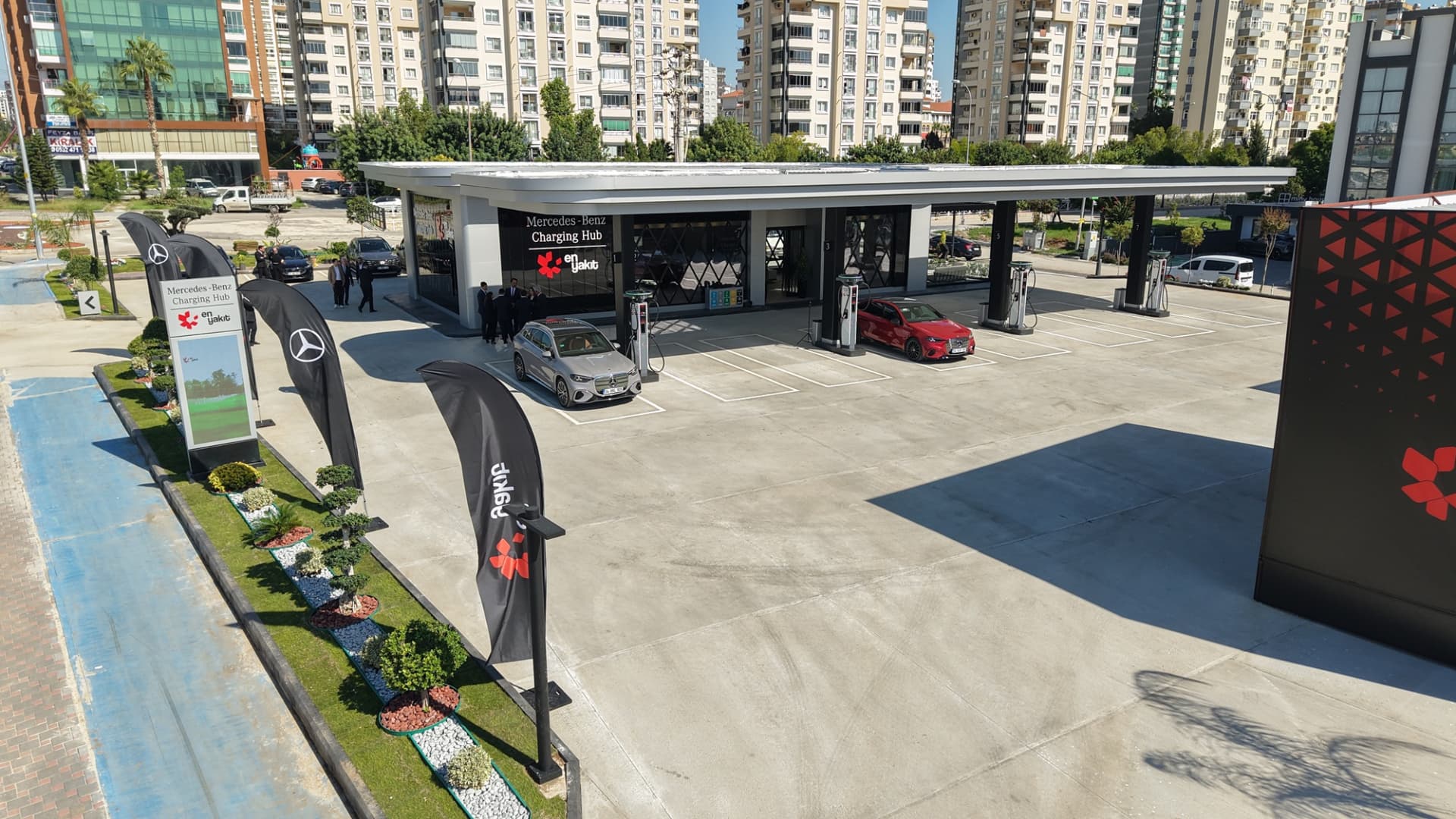 Mercedes-Benz ve En Yakıt iş birliğiyle Türkiye’nin ilk Flagship konseptli yüksek hızlı şarj istasyonu Adana’da açıldı