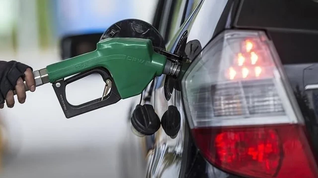 Benzine peş peşe indirim: İki günde 7,65 lira düşecek