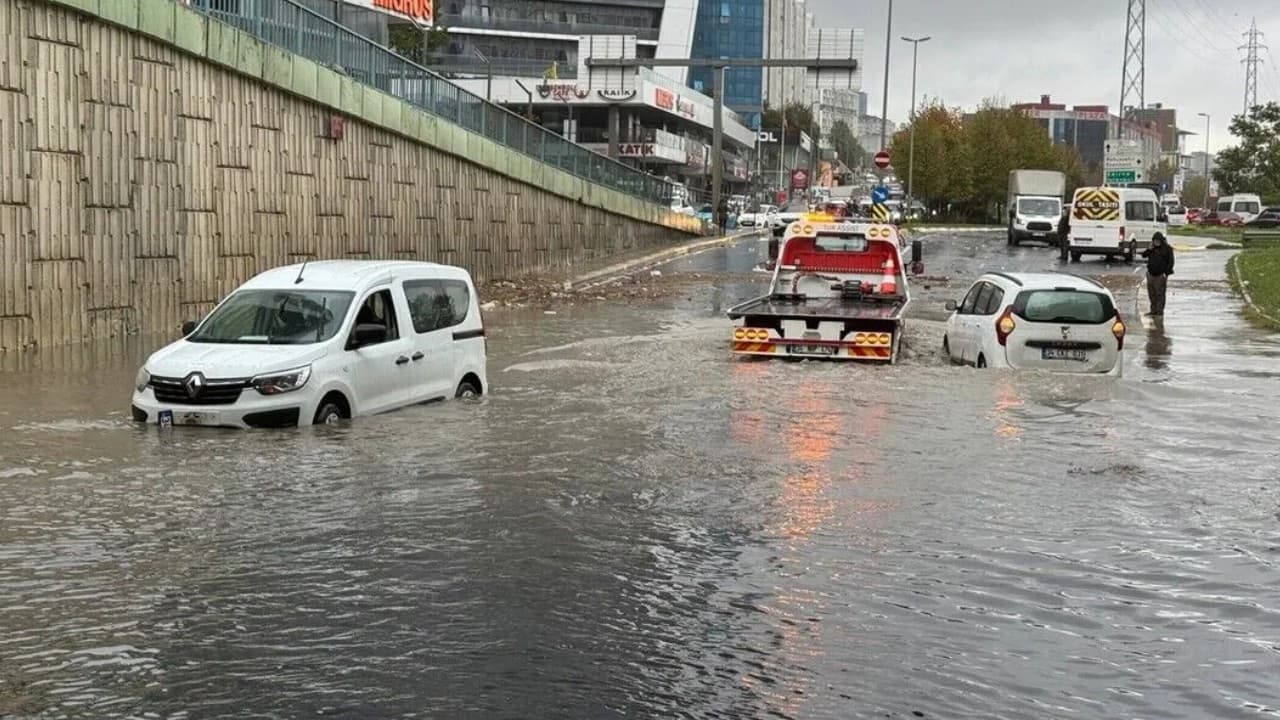 İstanbul’da sel sonrası dere yatağındaki yapıların yıkımına başlandı