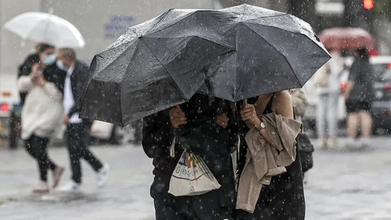 İstanbul ve çevresinde tehlike büyüyor: Meteoroloji'den sağanak uyarısı