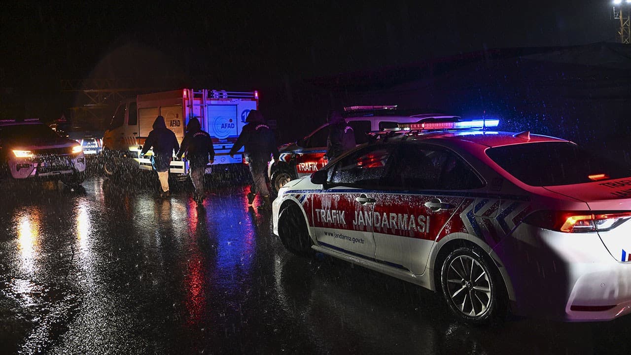 Pendik'te sele kapılan otomobildeki 2 kişi için arama başlatıldı