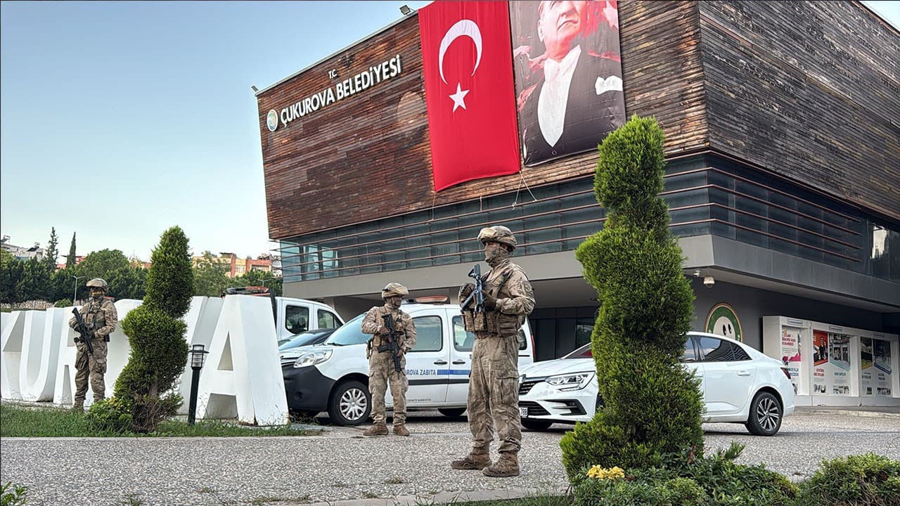 Çukurova Belediyesi'ne jandarma operasyonu: Çok sayıda gözaltı kararı