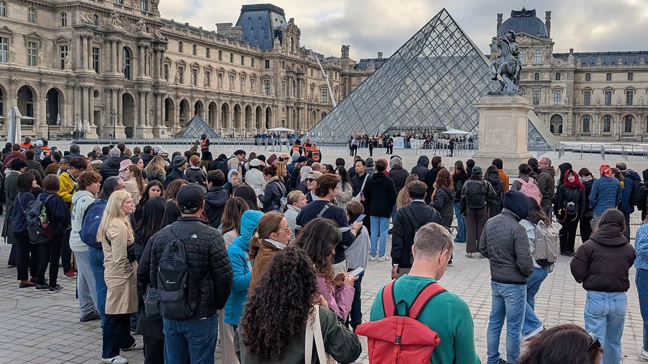 Öğrenci eylemi nedeniyle Louvre Müzesi ziyarete kapatıldı