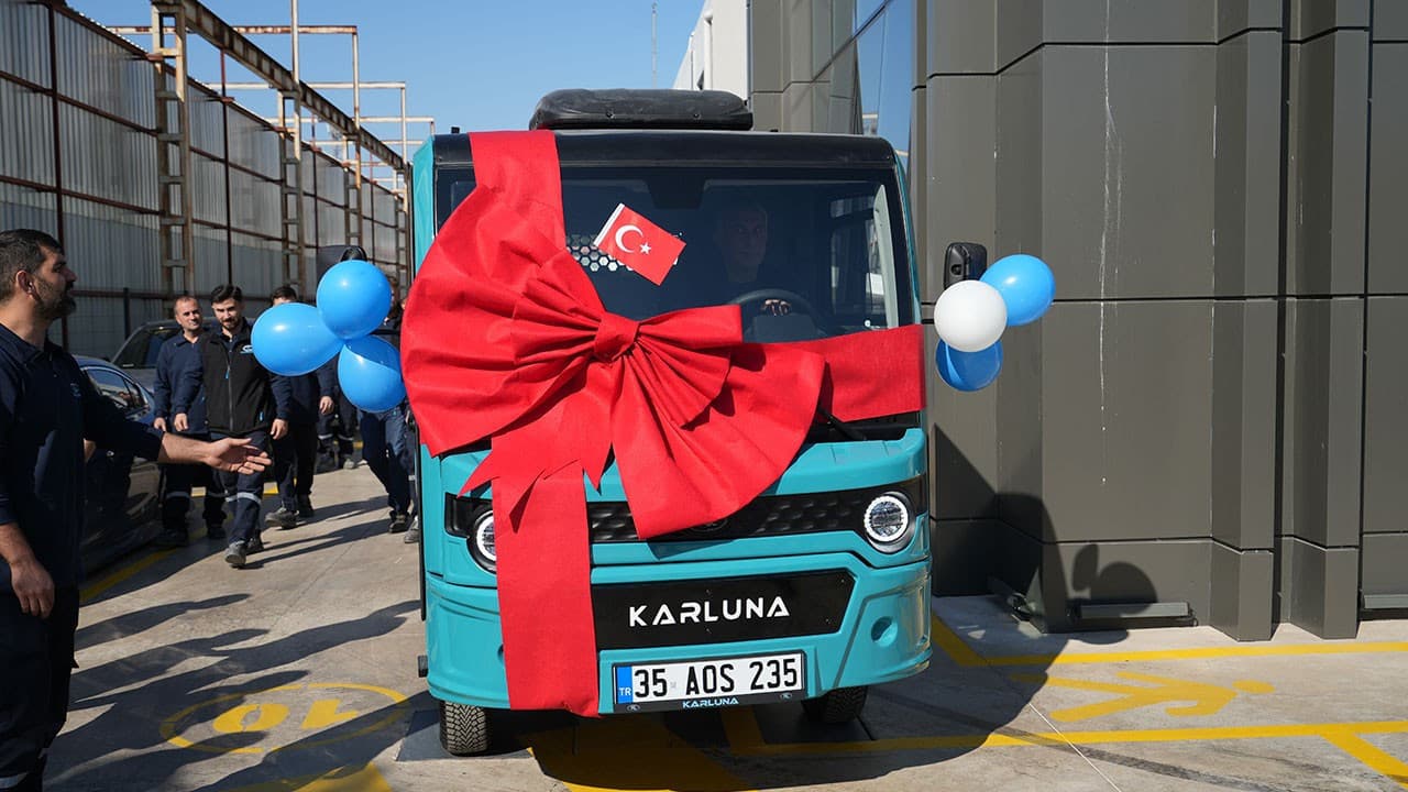 İzmir'de üretilen elektrikli hafif ticari araç trafiğe çıktı