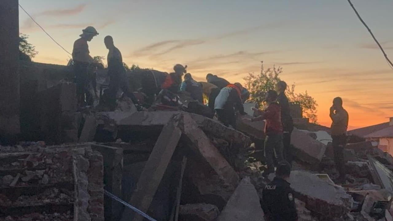 Zonguldak'ta 3 katlı bina çöktü
