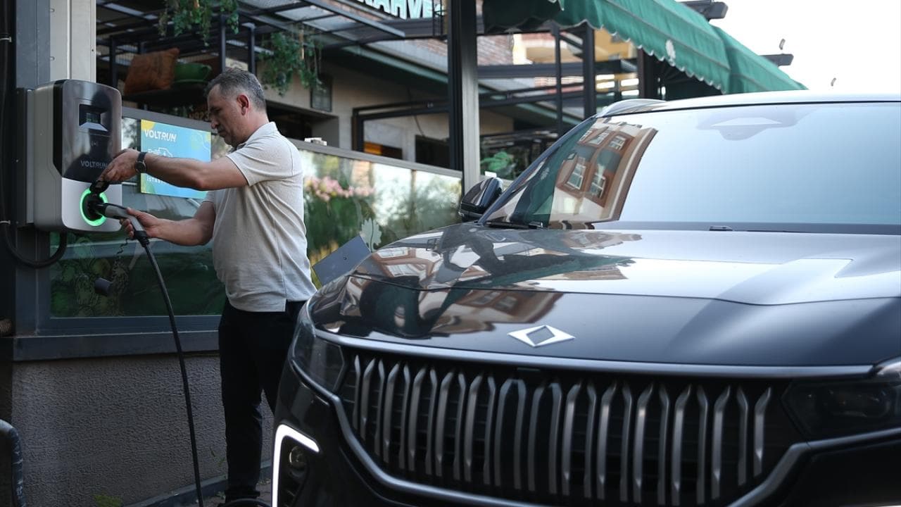 Trafiğe kayıtlı elektrikli otomobil sayısı 472 bin 157’ye çıktı